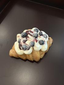 蓝莓奶油蛋糕牛角包