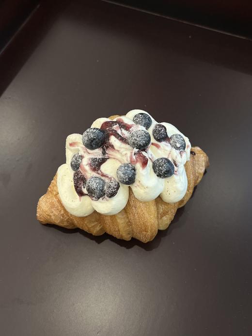 蓝莓奶油蛋糕牛角包 商品图0