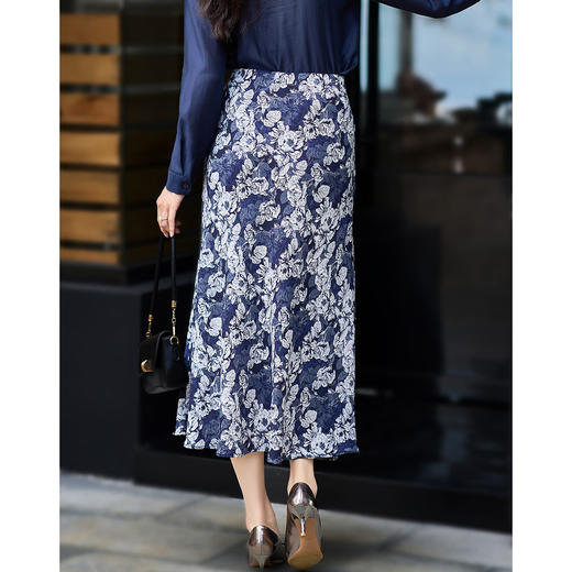 「雾蓝水墨」碎花半裙晕染碎花高级不撞款，轻薄垂顺走路带风，约会穿氛围感直接拉满！米思阳2026春季新款高级感碎花半身裙微弹舒适轻薄垂感裙子女3641 商品图2