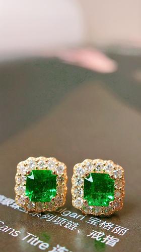 0.64ct 祖母绿耳钉