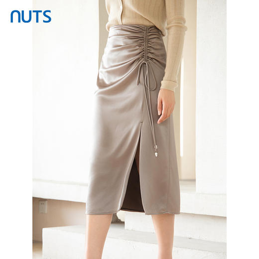 NUTS秋季新款高级感缎面开叉抽褶高腰中长款半身裙女4320602A1 商品图1