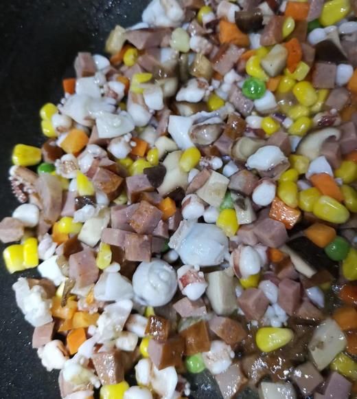 大连当地鱿鱼200-300g/条，船冻原浆鱿鱼，比陆冻的新鲜度还要高，焯水时会闻到特别鲜流大海的味道，焯水后鱿鱼肉会比生的时候还要厚一些，口感Ｑ弹，东三省包邮（省外需联系客服补运费） 商品图6