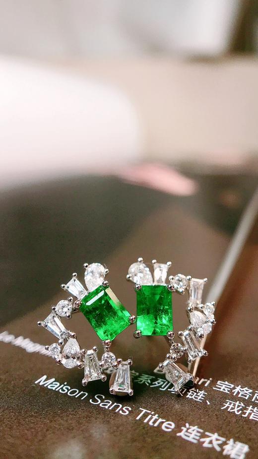 0.79ct 祖母绿耳钉 商品图3