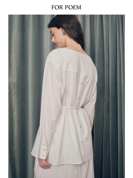 【ForPoem X SUKIxxxx联名系列】现货 简约设计感一字领后开衩衬衫上衣 商品图1