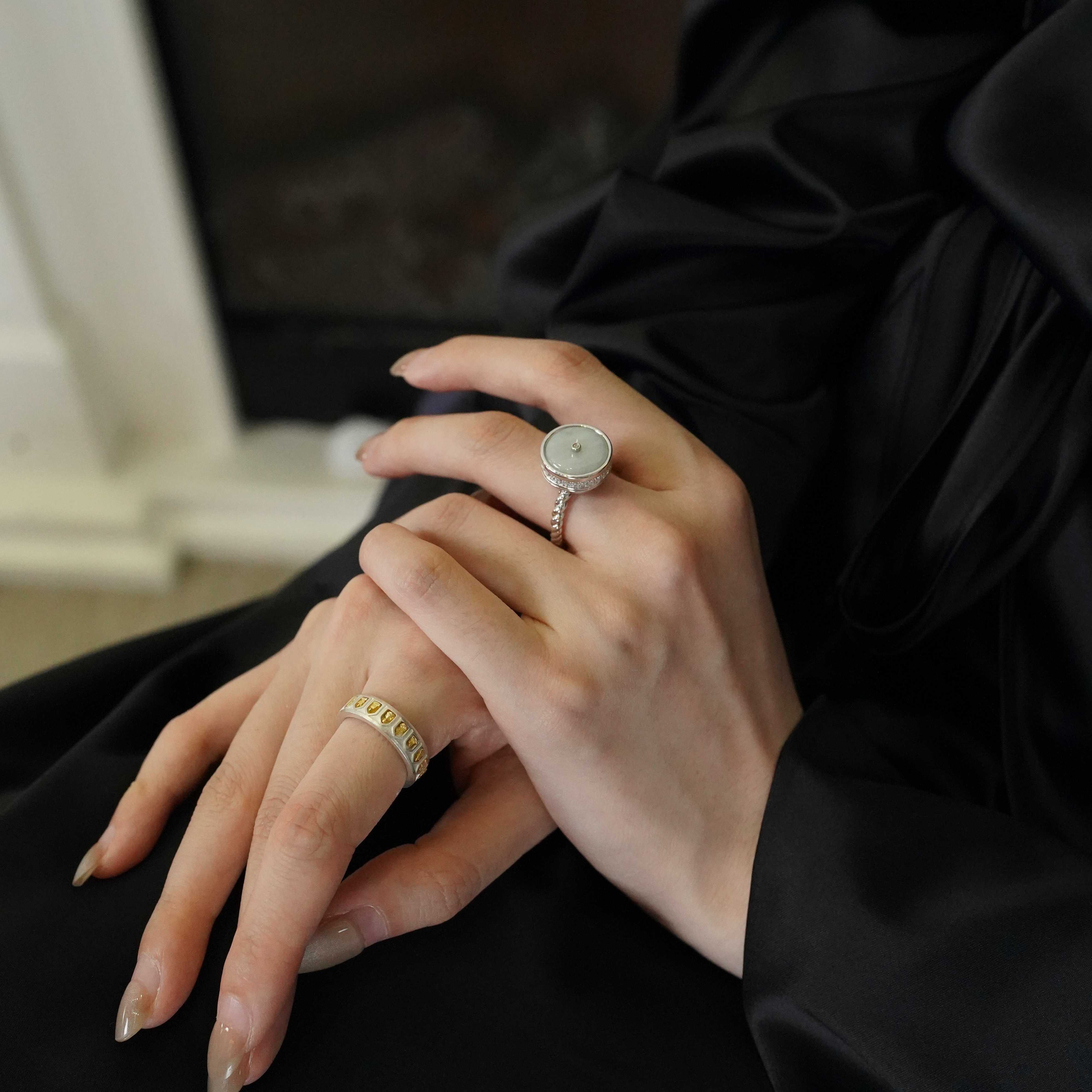 花花艺术客厅 特别定制款 千佛图系列戒指  艺术款千 fo 手工雕刻厚银戒指+tian 然翡翠千手千眼 又见 音戒指💍随时随地可以忆念pu萨与 fo的慈悲、智慧与力量！（戒圈大小可调不挑指围）