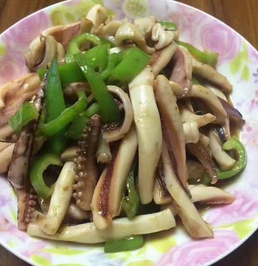 大连当地鱿鱼200-300g/条，船冻原浆鱿鱼，比陆冻的新鲜度还要高，焯水时会闻到特别鲜流大海的味道，焯水后鱿鱼肉会比生的时候还要厚一些，口感Ｑ弹，东三省包邮（省外需联系客服补运费） 商品图5