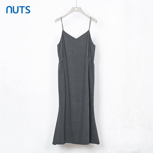 NUTS秋季新款V领纯色宽松时尚显瘦吊带连衣裙231104175B 商品图0