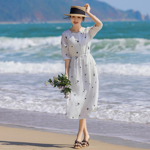 HM-S446白色碎花刺绣连衣裙文艺圆领中袖高腰系带旅行仙气大摆裙春夏新款 商品图0
