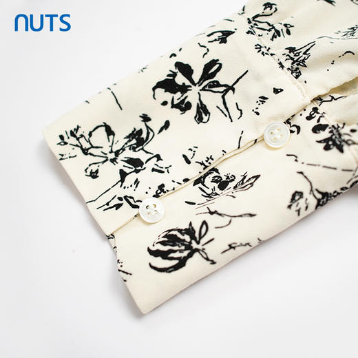 NUTS秋季新款法式V领抽褶宽松设计感气质长袖碎花连衣裙334102372 商品图3