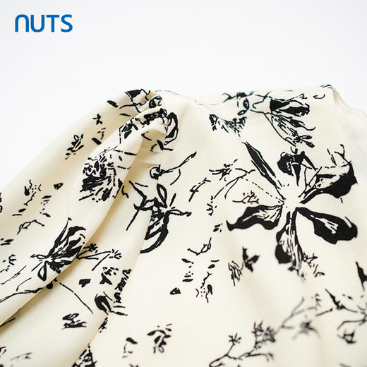 NUTS秋季新款法式V领抽褶宽松设计感气质长袖碎花连衣裙334102372 商品图2