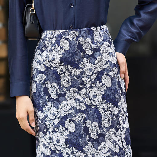 「雾蓝水墨」碎花半裙晕染碎花高级不撞款，轻薄垂顺走路带风，约会穿氛围感直接拉满！米思阳2026春季新款高级感碎花半身裙微弹舒适轻薄垂感裙子女3641 商品图4