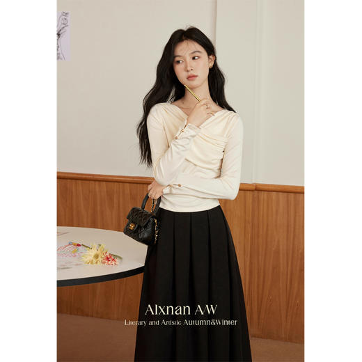 鹿向南「温柔自洽」百搭设计感V领t恤L39601 商品图2