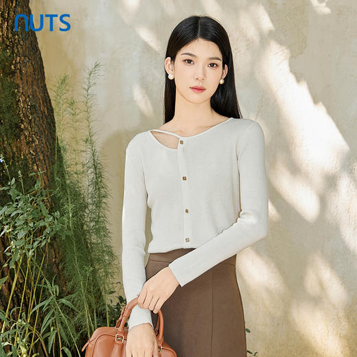 NUTS2023秋季新款时尚镂空领口设计感内搭毛织外套女4350515A1 商品图4