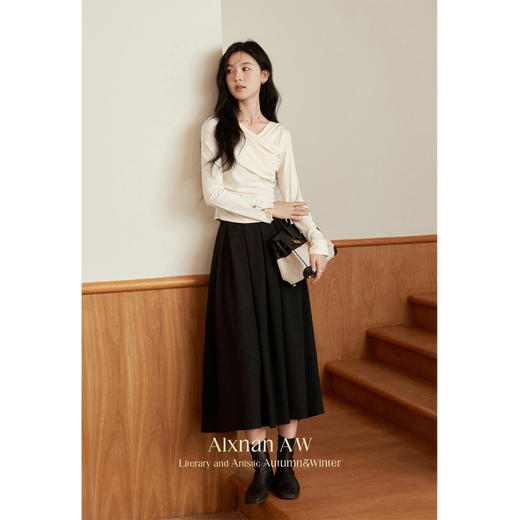 鹿向南「温柔自洽」百搭设计感V领t恤L39601 商品图1