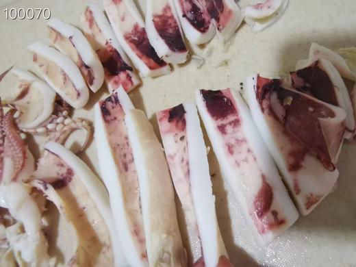 大连当地鱿鱼200-300g/条，船冻原浆鱿鱼，比陆冻的新鲜度还要高，焯水时会闻到特别鲜流大海的味道，焯水后鱿鱼肉会比生的时候还要厚一些，口感Ｑ弹，东三省包邮（省外需联系客服补运费） 商品图4