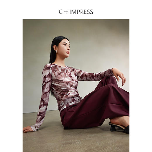 西嘉时髦松弛感|一字微荡领安可拉红抽褶显瘦针织印花上衣 商品图2