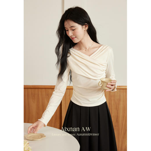 鹿向南「温柔自洽」百搭设计感V领t恤L39601 商品图3