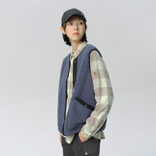 北极狐 户外羊羔毛马甲外套2024秋冬新款 女士抓绒夹克 07242212 商品图3