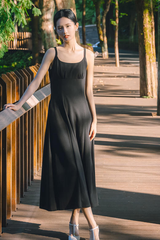 NUTS法式收腰吊带连衣裙女秋季小个子显瘦黑色中长裙4311011A1 商品图4