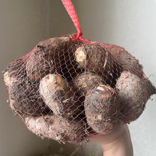 “芋中小娘子”铅山红芽芋，江西省上饶市铅山县特产，全国农产品地理标志！芋表皮暗红，有少量须毛，肉质细嫩白色，有粘液煮熟后口感细致松滑、糯香可口，它是粮食中的一种，也可当它是蔬菜！3斤/袋 商品图2