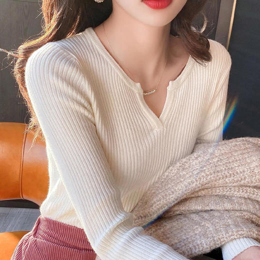 【79元两件】MUYANHUAN小V领百搭针织衫 | 柔软亲肤 质感软糯 透气有弹力 显瘦显气质 多色可选 商品图0