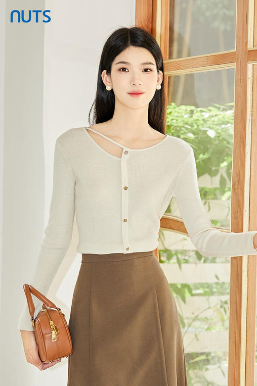 NUTS2023秋季新款时尚镂空领口设计感内搭毛织外套女4350515A1 商品图5