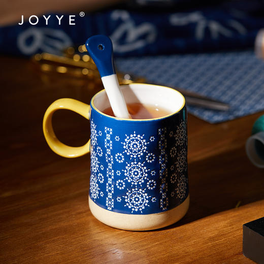 JOYYE一路生花-釉下彩杯子女刺绣图案手工手绘陶瓷杯创意马克杯带勺送礼盒 商品图3