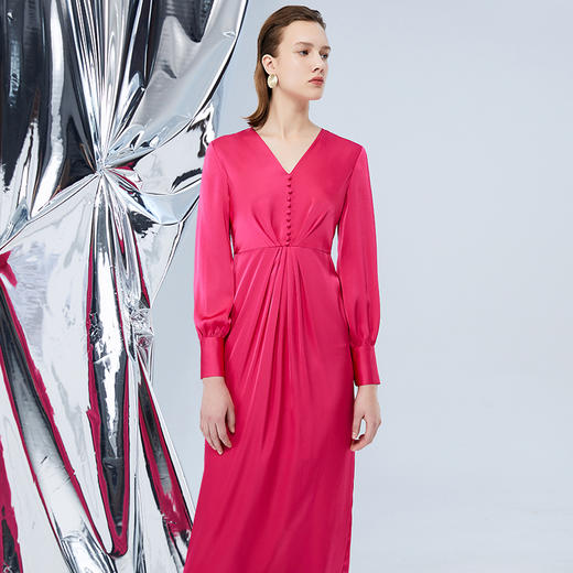 EITIE爱特爱秋季新款优雅V领气质洋气显瘦连衣裙女7507212 商品图3