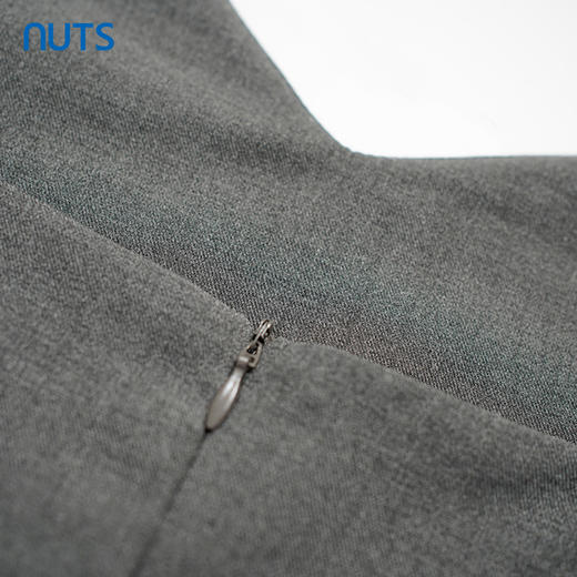 NUTS秋季新款V领纯色宽松时尚显瘦吊带连衣裙231104175B 商品图4