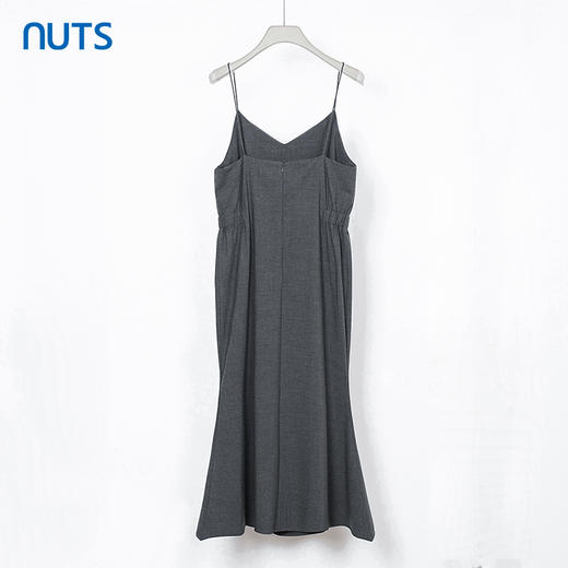 NUTS秋季新款V领纯色宽松时尚显瘦吊带连衣裙231104175B 商品图1