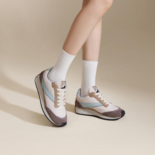 千百度时尚休闲鞋女春季运动德训鞋慢跑鞋A25124372 商品图1