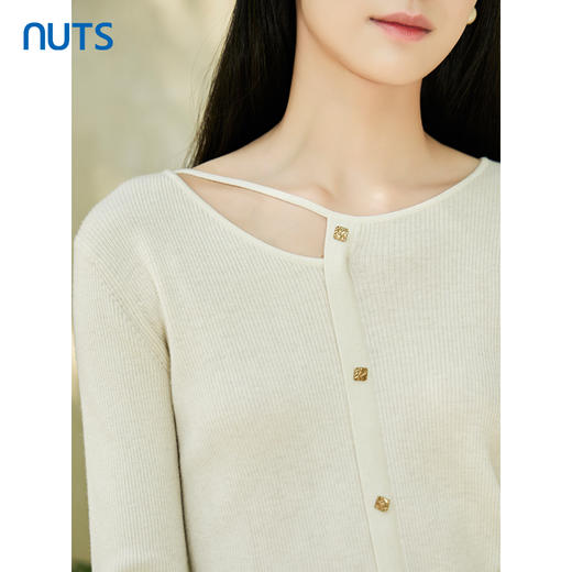 NUTS2023秋季新款时尚镂空领口设计感内搭毛织外套女4350515A1 商品图3