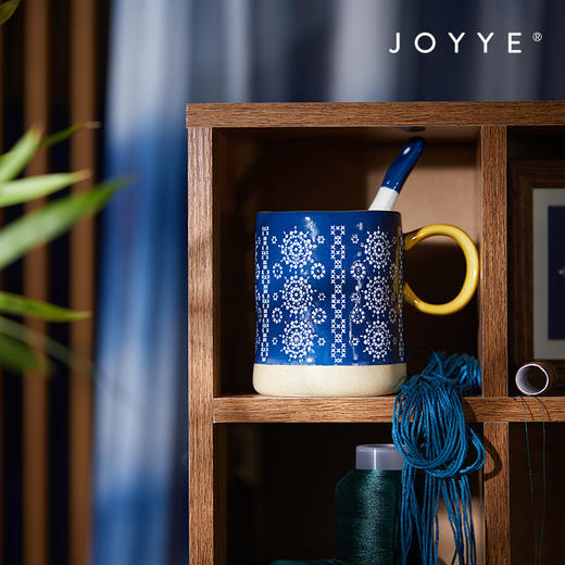 JOYYE一路生花-釉下彩杯子女刺绣图案手工手绘陶瓷杯创意马克杯带勺送礼盒 商品图4