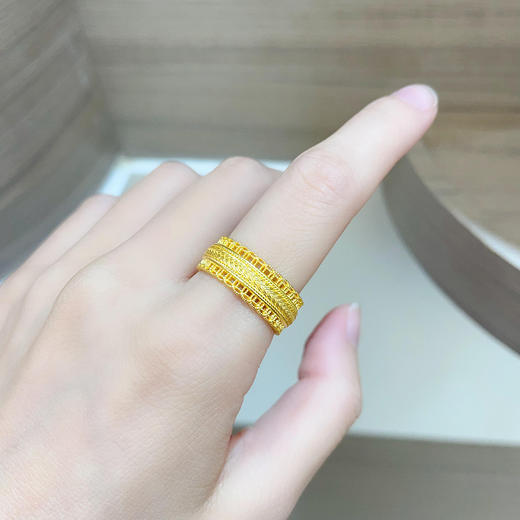 【限时克减150元】足金 古法镂空花丝固口戒指编织纹腰缠万贯双排铜钱固口圈戒固口圈戒（面宽约7.1-7.5mm）(ANWZGFJZ00037)（预售产品下单后不退款不退货不换货不补差价 商品图2