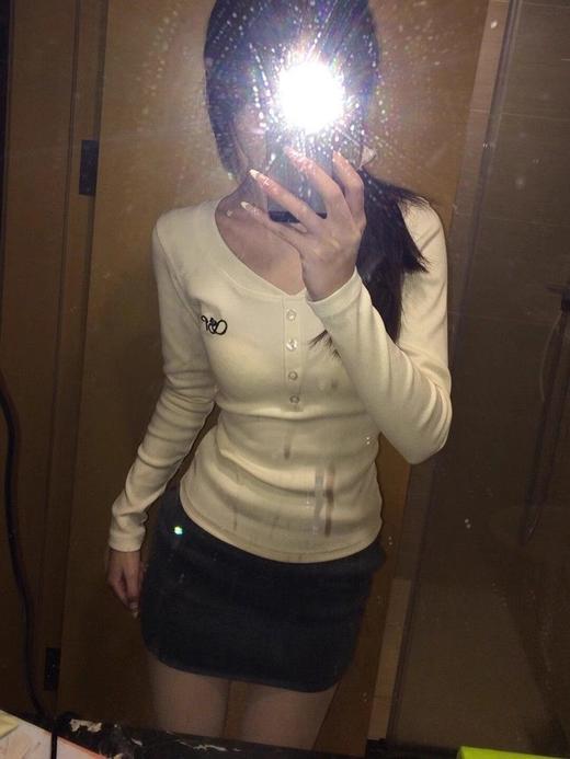 【正肩V领纽扣刺绣长袖t恤】秋季新款 内搭打底衫 修身显瘦辣妹上衣潮  商品图1