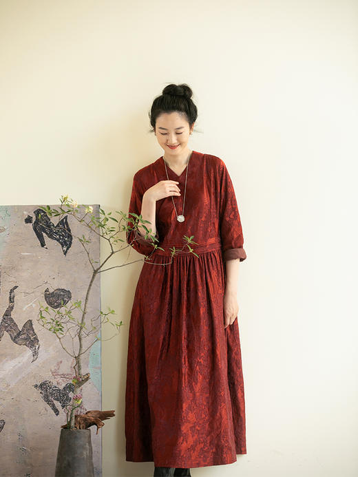 牧衣游原创提花丝麻连衣裙新款光泽丰盈红色V领禅意宽松长裙 芥拾 商品图1