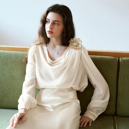 
OLrain欧芮儿法式杏色雪纺衬衫女秋2024新款浪漫气质荡领通勤上衣 商品图3