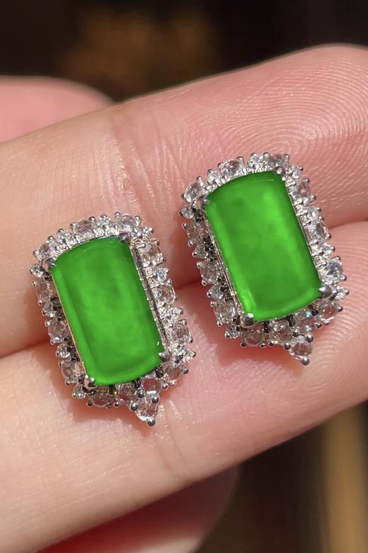 547178 翡翠高冰正阳绿耳钉 通透水润，玉质细腻，翠色鲜艳，18k金奢华钻石镶嵌 裸石尺寸：9.6-5.5-1.5mm约 超值价：18180 商品图0