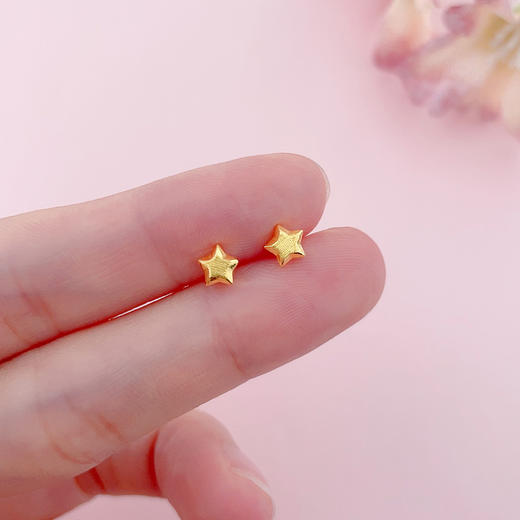 【限时克减128元】足金999 5G黄金砂面小星星耳钉(AG5GES00128)（预售产品下单后不退款不退货不换货不补差价） 商品图2