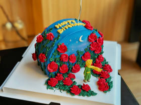 愿你历尽山河，仍然觉得人间值得，小王子玫瑰落日蛋糕，温馨提示：彩色奶油虽为植物色素安心食用，但存在染色可能，请大家不要随意涂抹。蛋糕内部有竹签固定，请不要使用蛋糕嬉戏打闹