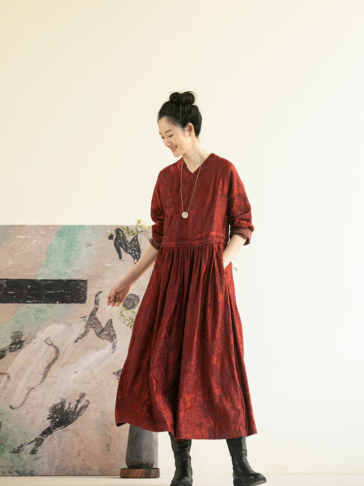 牧衣游原创提花丝麻连衣裙新款光泽丰盈红色V领禅意宽松长裙 芥拾 商品图0
