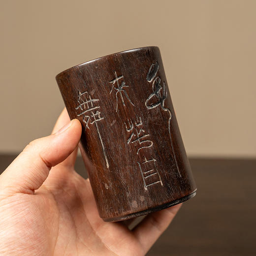 清 紫檀束腰诗文一手握笔筒 商品图4
