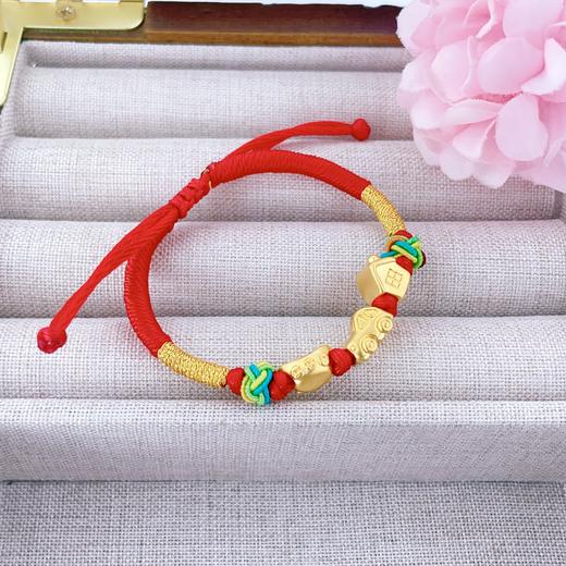 【限时7.5折】【定价黄金】足金 #儿童/宝宝 无氰5D硬金有房有车有钱花红绳调节手链成品手串（宝宝款，适合0-3岁宝宝）(AJ5DSC00015)（预售产品下单后不退款不退货不换货不补差价） 商品图2