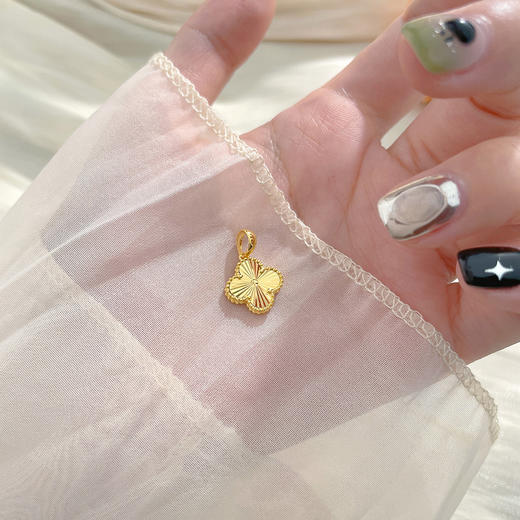 【限时克减150元】足金999.9 # 【精品】空心吊坠小幸运镭射四叶草吊坠（不含链，面宽约：13.2*12mm)(DZ00788)（预售产品下单后不退款不退货不换货不补差价） 商品图3