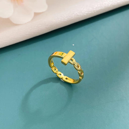 【限时克减150元】足金 无氰5D硬金镂空固口戒指缎面拉丝小清新几何条形圈戒T字链条固口圈戒(AR5DJZ00046)（预售产品下单后不退款不退货不换货不补差价） 商品图0