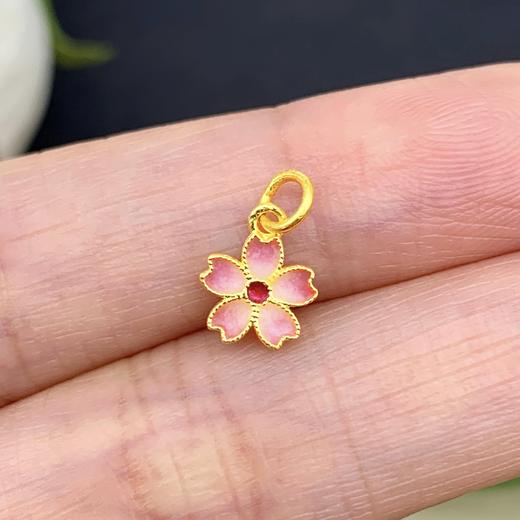 【限时7.5折】【定价黄金】足金 #高温珐琅 古法高温烧蓝高温珐琅空心樱花吊坠挂件(AKGFDZ00039)预售产品下单后不退款不退货不换货不补差价 商品图3