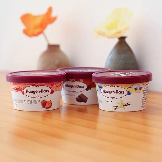 【法国原装进口哈根达斯】💰去年卖了10000份快来囤货 ✅58g超人气小杯组合🌟香草、草莓、巧克力3种热销口味 ✅香草口味超级经典，清新自然，口感细腻 ✅满杯草莓🍓冰淇淋混合着真材实料的草莓果肉 商品图3