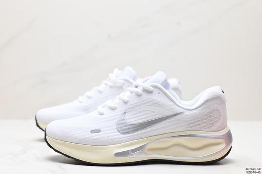 2024跑步鞋  使用了新型的缓震材料 脚感偏韧 后跟有加厚的海绵填充 商品图2