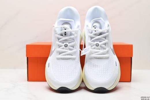 2024跑步鞋  使用了新型的缓震材料 脚感偏韧 后跟有加厚的海绵填充 商品图0