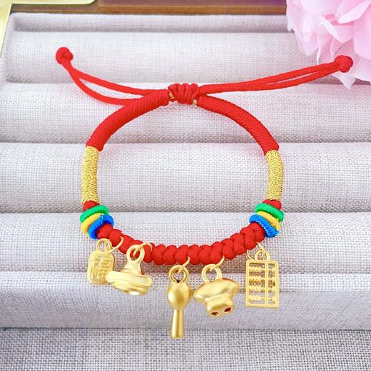 【限时7.5折】【定价黄金】足金  #儿童/宝宝 无氰5D硬金招财纳福衣食无忧红绳调节手手串成品手串（宝宝款，适合0-3岁宝宝）(AJ5DSC00018)（预售产品下单后不退款不退货不换货不补差价） 商品图1